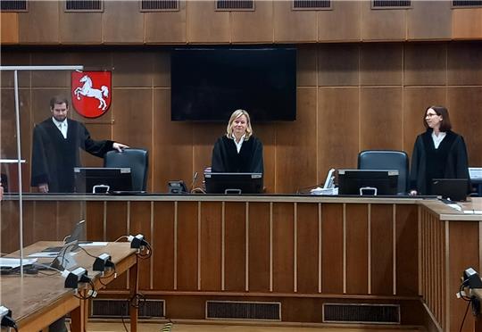 Die Vorsitzende Richterin der 19. Strafkammer Dr. Jana Balder (Bildmitte) wird zusammen mit den beisitzenden Richtern und zwei Schöffen voraussichtlich Mitte März das Urteil im Kokain-Prozess sprechen. Foto: Neddermeier