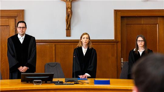 Die Vorsitzende Richtern (M) bei der Urteilsverkündung. 