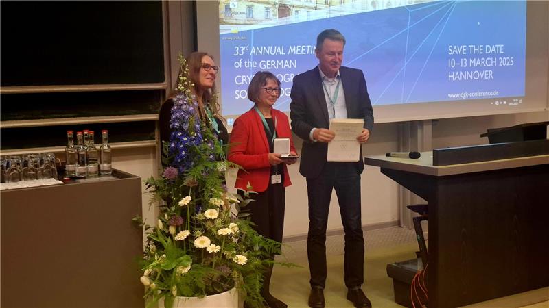 Die Vorsitzende der DGK, Prof. Dr. Ute Kolb (links), und der Vorsitzende des Preiskomitees, Dr. Norbert Sträter, zeichnen Dr. Regine Herbst-Irmer für ihre Forschungsleistung aus.