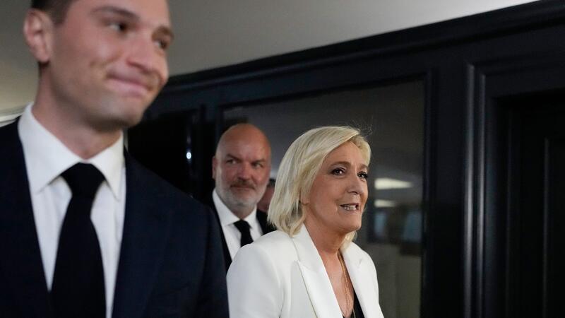 Die Vorsitzende der Partei Rassemblement National, Marine Le Pen (r), und der Spitzenkandidat der Partei für die Europawahlen, Jordan Bardella, haben Grund zur Freude.