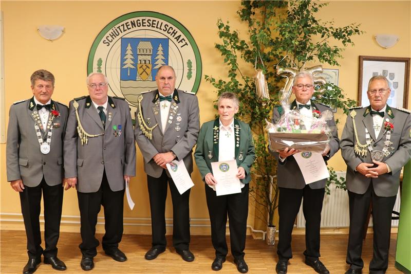 Schützen in Oker feiern große Sause zum Jubiläum Die Vorsitzenden der Schützengesellschaft Oker, Willi Allroth (links) und Jörg Ihde (rechts), zeichnen die langjährigen Mitglieder Andreas Grubert, Uwe Gattermann, Rosalie Gattermann und Ralph-Peter Vaak aus (von links). Fotos: Engelmann, Sowa