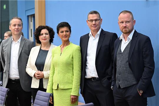 Die Vorstandsmitglieder des Vereins «Bündnis Sahra Wagenknecht - Für Vernunft und Gerechtigkeit»: Lukas Schön (l-r), Amira Mohamed Ali, Sarah Wagenknecht, Ralf Suikat und Christian Leye.