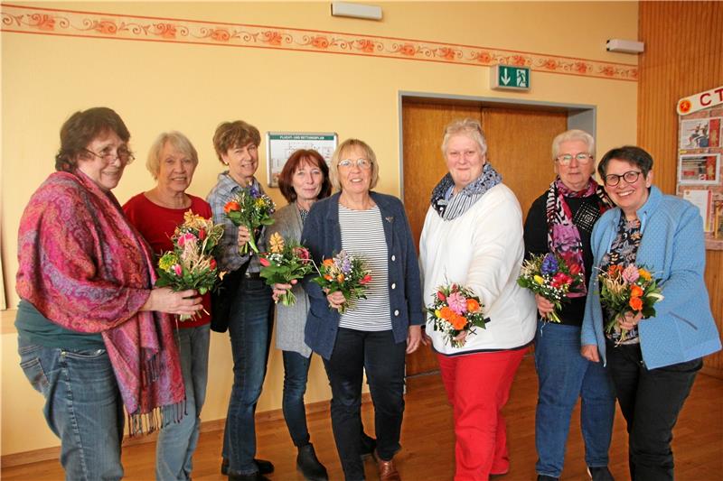 Bad Harzburgs Landfrauen wollen gegen Mitgliederschwund kämpfen Die Vorstandsmitglieder und drei Ortsvertrauensfrauen bekommen Blumensträuße als Dankeschön für ihre Arbeit überreicht. Foto: Jenzora