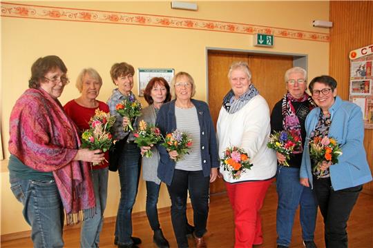 Die Vorstandsmitglieder und drei Ortsvertrauensfrauen bekommen Blumensträuße als Dankeschön für ihre Arbeit überreicht. Foto: Jenzora