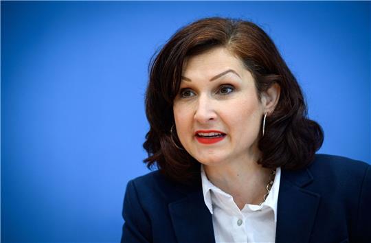 «Die Vorstellung, dass es mehr Geschlechter als zwei gibt, sollte niemanden in Panik versetzen», sagt Ferda Ataman.
