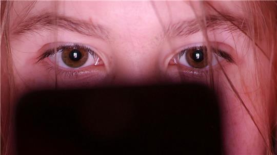 Die Vorstöße von SPD und CDU sehen vor, dass Kinder erst ab 14 Jahren auf Online-Plattformen wie Tiktok und Co. dürfen sollen. (Symbolbild)