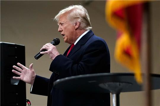 Die Vorwahl der Republikaner im Bundesstaat Iowa hat das spannungsgeladene US-Wahljahr eingeläutet. Bei der ersten Vorwahl der Republikaner um die US-Präsidentschaftskandidatur der Partei hat der frühere Präsident Donald Trump einen Sieg eingefahren.