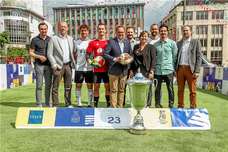 Dennis Schröder sieht GSC, Kleinsorge und Kleinfeld-WM Die WM im Kleinfeldfußball kommt im nächsten Jahr nach Essen. TSG-Trainer Marc Müller (5. v. re.) ist als sportlicher Leiter gefragt. Foto: DKFV/Julian Meusel