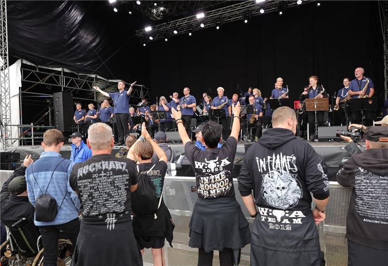 Metalfans feiern in Wacken, aber nicht alle dürfen rein Die «Wacken Firefighters» spielen zur Eröffnung auf einer der Bühnen auf dem Festivalgelände.