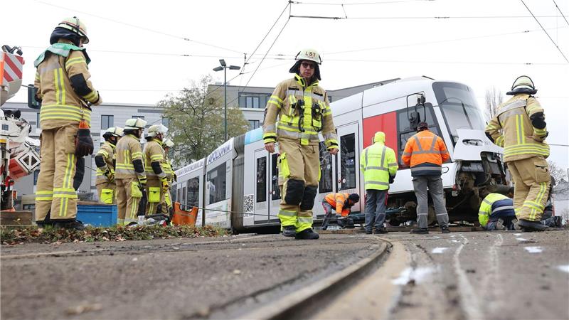 Straßenbahn in Düsseldorf entgleist - 13 Verletzte Die Wagen musste angehoben und zurück ins Gleis gesetzt werden.