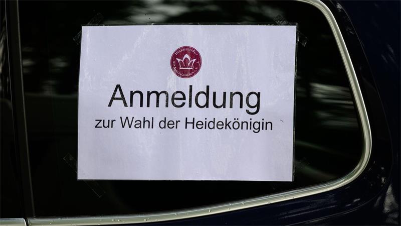 Die Wahl der Heidekönigin ist der Abschluss des Heideblütenfestes. (Archivbild)