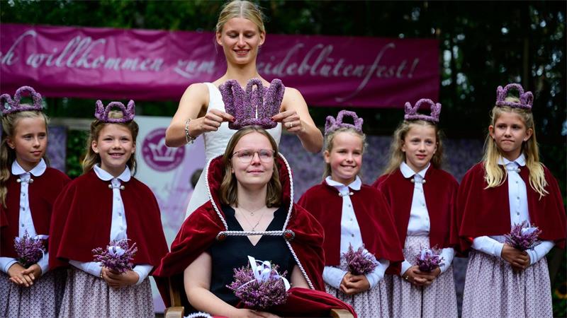 Die Wahl der Heidekönigin ist der Höhepunkt des jährlichen Heideblütenfestes. (Archivbild)