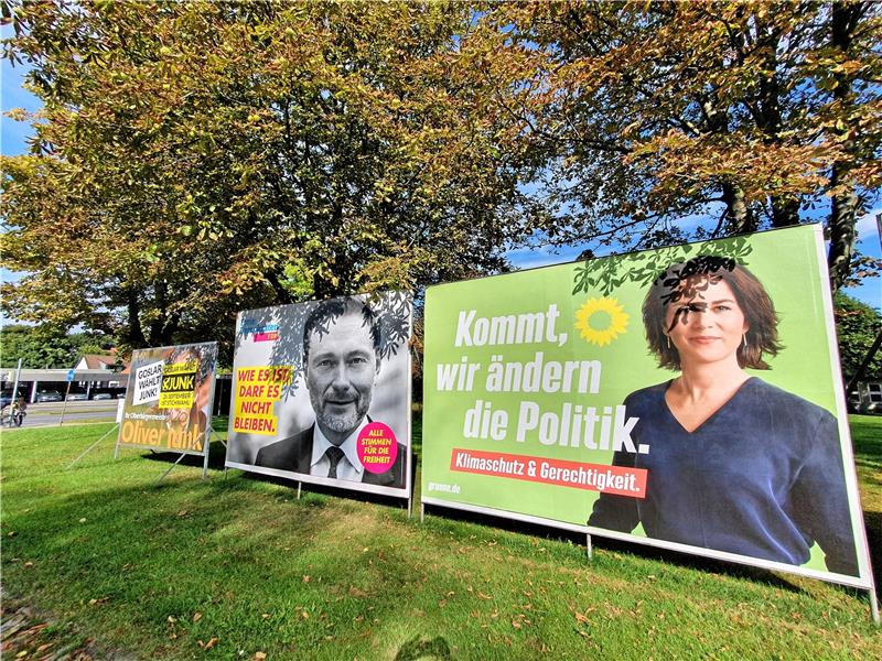 Die Wahl ist gelaufen, noch sind die Werbetafeln der Parteien nicht abgebaut.  Foto: Sowa