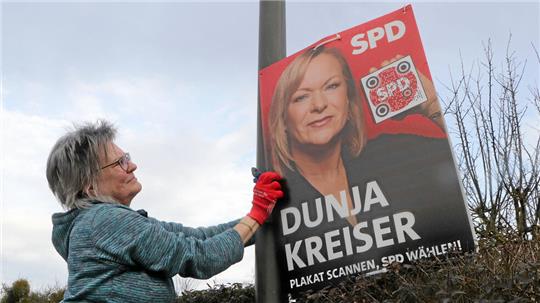 Die Wahl ist zu Ende: Ortsvereinsvorsitzende Karin Rösler-Brandt hängt die Plakate der SPD in Lutter ab.