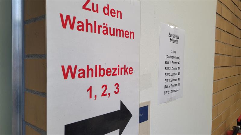 Ein Schild, das auf Wahlräume hinweist.