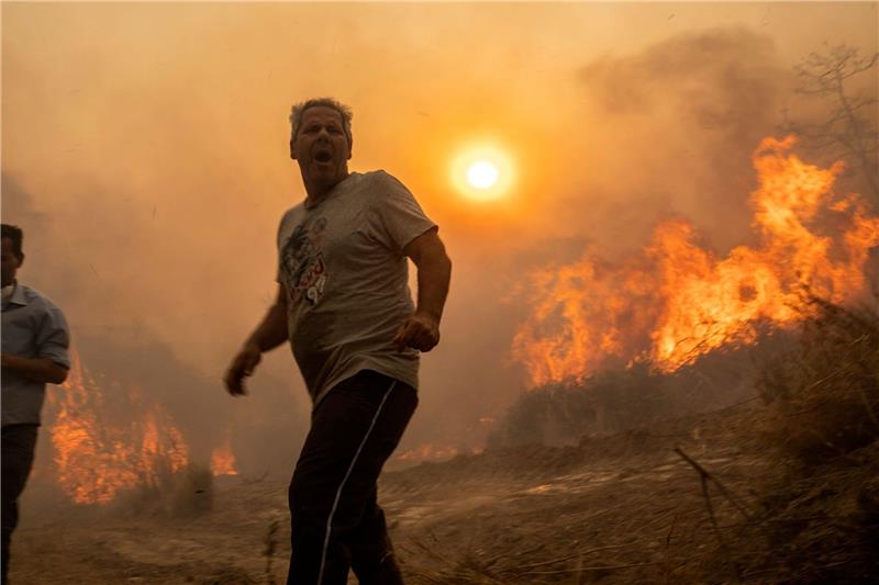 Brände auf Rhodos: Wind erschwert Löscharbeiten Die Waldbrände auf Rhodos wüten weiter - für das Dorf Gennadi scheint es keine Rettung mehr zu geben.