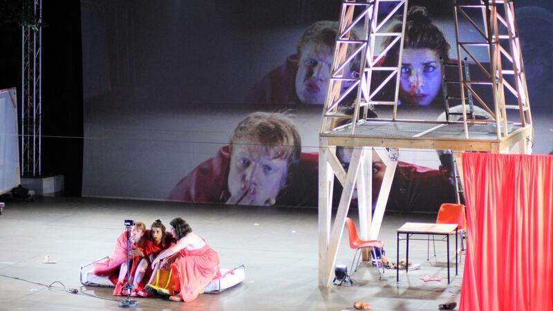 Künstlerisch auf der Suche nach dem Glück Die Waldbühne in Benneckenstein bietet inmitten malerischer Natur alle Möglichkeiten einer beeindruckenden Theaterkulisse. Foto: Franziska Hirschelmann