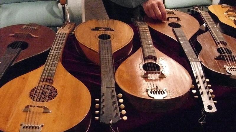 Waldzither ist jetzt immaterielles Kulturerbe Die Waldzither sieht ein wenig aus wie eine Gitarre oder eine große Mandoline und ist doch ein eigenes Instrument: Jetzt wurden Bau und Spiel des Instruments als immaterielles Kulturerbe gewürdigt.