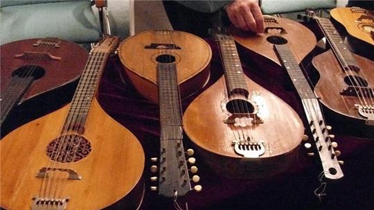 Die Waldzither sieht ein wenig aus wie eine Gitarre oder eine große Mandoline und ist doch ein eigenes Instrument: Jetzt wurden Bau und Spiel des Instruments als immaterielles Kulturerbe gewürdigt.