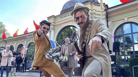 Menschenmenge vor einer beleuchteten Bühne bei einem nächtlichen Open-Air-Konzert.