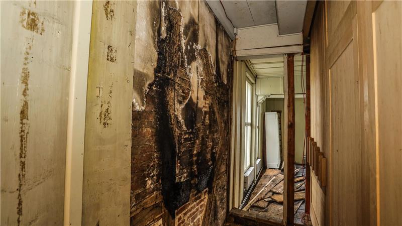 Größte Holzkirche Deutschlands brennt im Juli Das Foto zeigt eine Innenwand mit erhebliche Schäden an der Ostseite der Marktkirche.