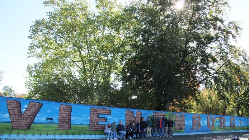 Kunstprojekt in Vienenburg: Schüler gestalten Wand am Freibad Die Wand vor dem Vienenburger Freibad ist jetzt schon eine kleine Attraktion.