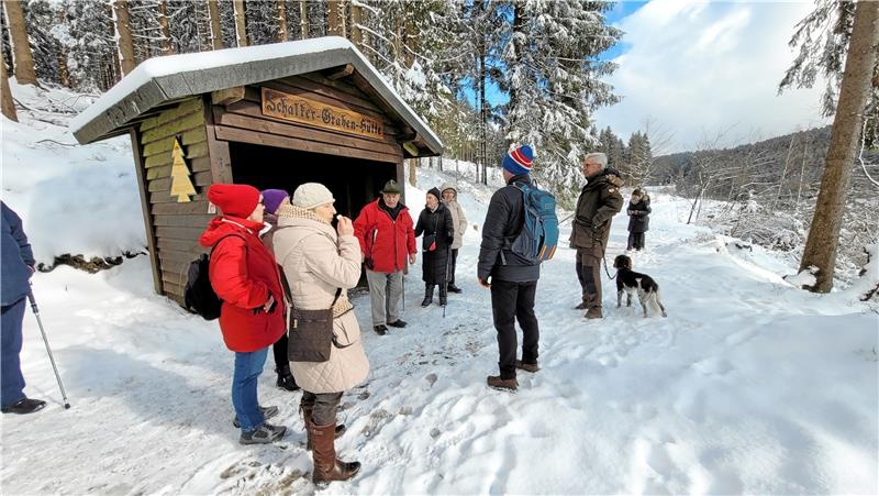 Harzklub Clausthal-Zellerfeld wandert im Neuschnee an Die Wanderer trotzen der Kälte und lauschen den Anekdoten ihres Vorsitzenden. Foto: Skuza