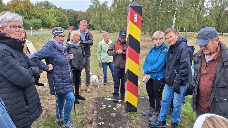 Die Wanderung führte entlang noch sichtbarer Grenzrelikte.