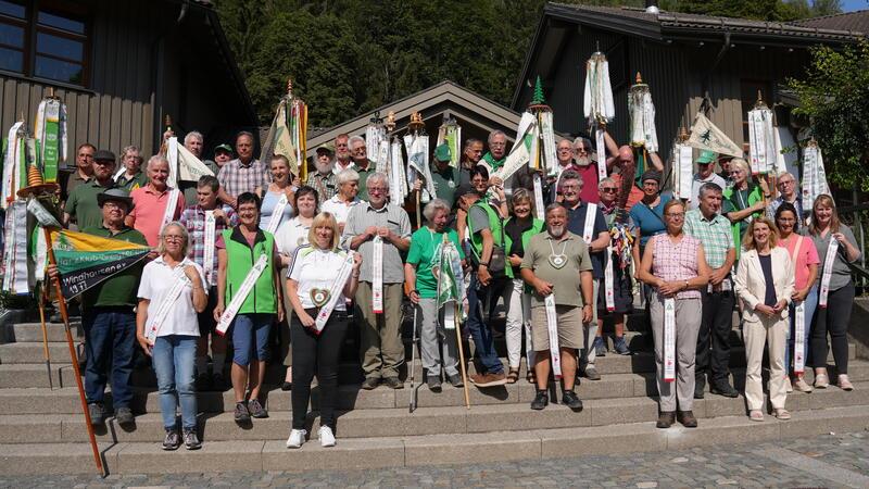 350 Leute pilgern bei der Sternwanderung nach Altenau Die Wanderwarte präsentieren stolz ihre Wimpelbäume.