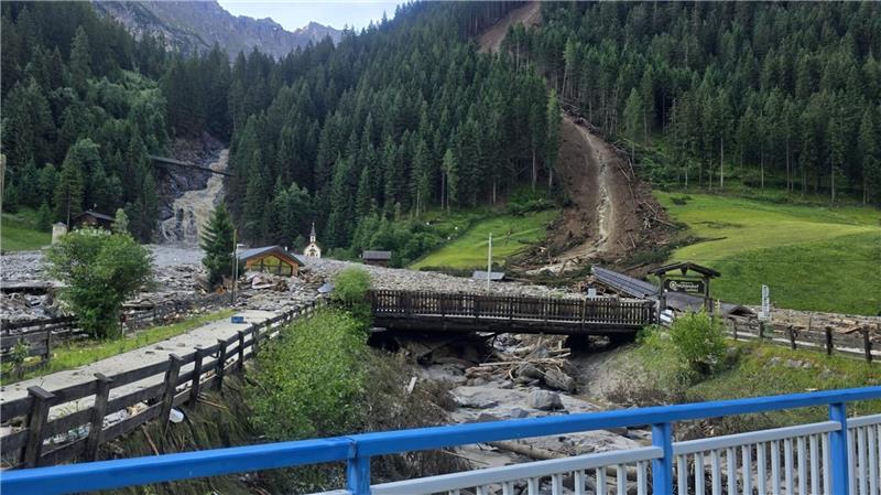 Nach Unwetter in Tirol: Berghütten mit Helikopter evakuiert Die Wanderwege sind zu unsicher, Berghütten werden mit einem Helikopter evakuiert.