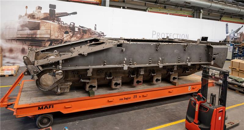 Rheinmetall: Neue Schützenpanzer-Fabrik in Ungarn Die Wanne von einem Schützenpanzer Lynx steht in einer Fertigungshalle von Rheinmetall.