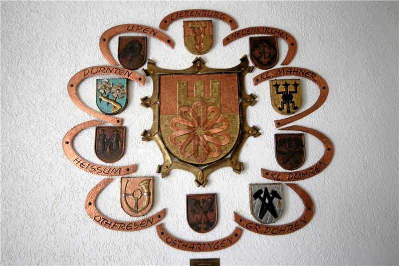 Die Wappen der Gemeinde: Im Foyer des Rathauses hängt dieses Kunstwerk. Foto: Gereke