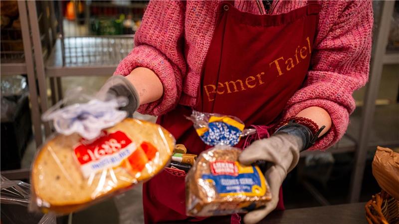 Tafeln versorgen bis zu 200.000 von Armut Betroffene Die Waren der Tafeln stammen von lokalen Märkten sowie von großen Herstellern.