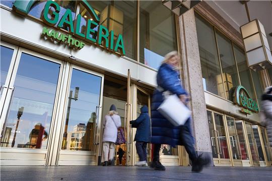 Die Warenhauskette Galerie Karstadt Kaufhof beschäftigt nach eigenen Angaben mehr als 15.000 Menschen.