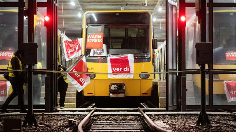 Die Warnstreiks im Nahverkehr bekommen vor allem Pendler, Schülerinnen und Schüler sowie deren Eltern zu spüren.