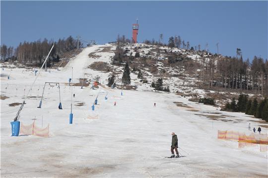 Die Wartezeit an Sessel- und Schlepplift ist am Montag gleich null. Trotz Sonnenschein und traumhafter Aussichten sind am Hexenritt auf dem Wurmberg nicht so viele Wintersportler unterwegs.  Foto: Eggers
