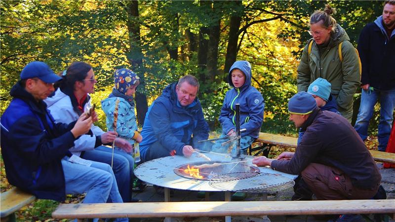 Harz: 43 Kinder sammeln 1700 Kilo Kastanien für die Wildfütterung Die Wartezeit bis zur Siegerehrung vertreiben sich die großen und kleinen Kastaniensammler mit dem Grillen von Stockbrot und Bratwurst.