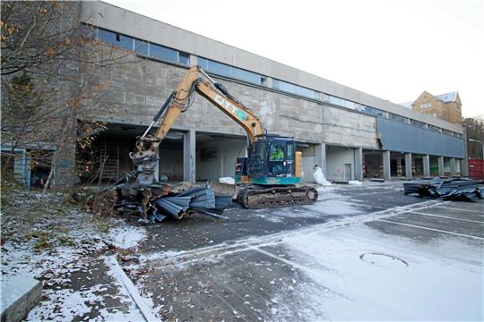 Die Waschbetonbauten der ehemaligen Dom-Kaserne werden bald komplett abgerissen. Foto: Epping