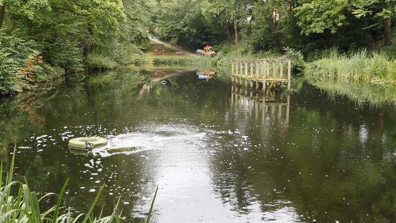Die Wasserfläche des unteren Judenteichs. Links ist ein Belüftungsapparat zu erkennen.