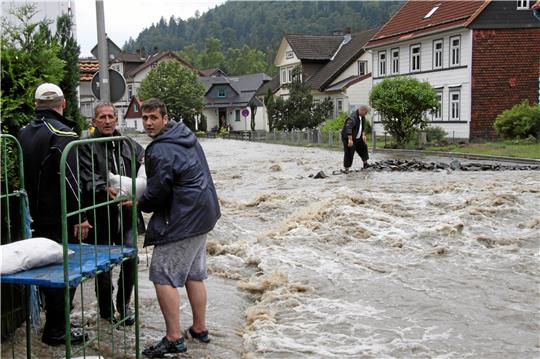 Die Wassermassen im Juli 2017 haben neben der Straße an der Laute auch die Wildemanner Straße in Lautenthal geflutet. Archivfoto: Ciszewski