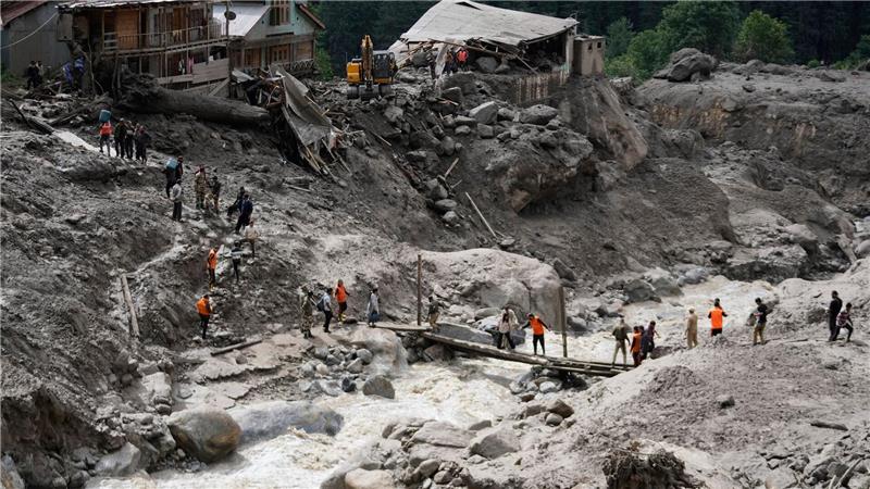 Die Wassermassen überraschten Pilger beim Essen. Mindestens 65 Menschen sind in Kaschmir bei einer Sturzflut gestorben. 