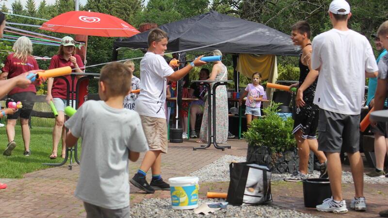Die Wasserpistolen kommen bei den Kindern gut an.