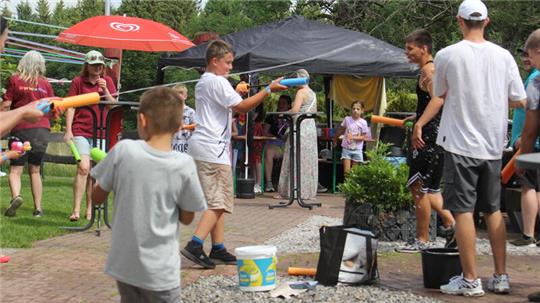 Die Wasserpistolen kommen bei den Kindern gut an.