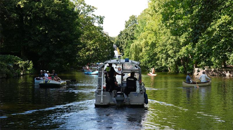 Bier auf dem SUP? Wieviel Alkohol auf der Alster erlaubt ist Die Wasserschutzpolizei achtet in den Nebengewässern der Alster auf die Einhaltung des Rechtsfahrgebots.