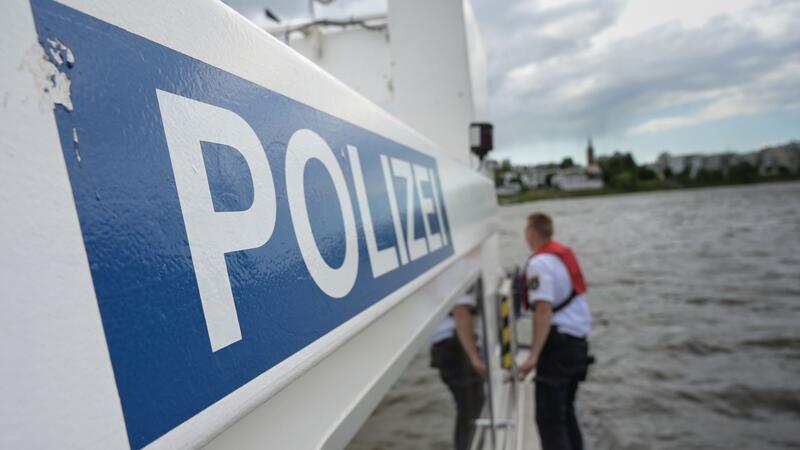 Die Wasserschutzpolizei ist im Einsatz.