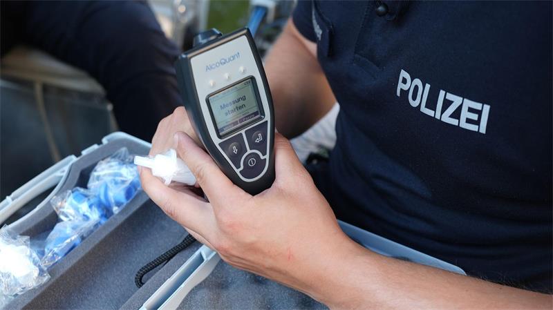 Bier auf dem SUP? Wieviel Alkohol auf der Alster erlaubt ist Die Wasserschutzpolizei verwendet Geräte zur Bestimmung des Atemalkoholwerts.