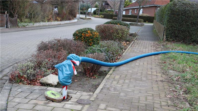 „Wasser für die Klo-Spülung aus Gartenteich genommen“ Eine Wasserleitung aus Unterflurhydranten