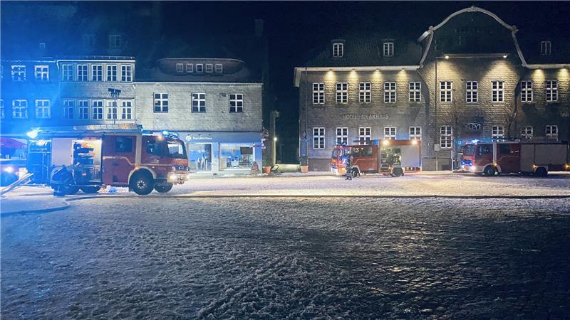 Die Wasserversorgung für das Löschen des Brandes verläuft auch über den historischen Marktplatz. Foto: Eikhorst