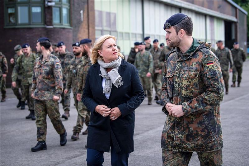 „Zeitenwende”: Wehrbeauftragte fordert Ende der Behäbigkeit Die Wehrbeauftragte Eva Högl bei einem Truppenbesuch in Schortens im Juni vergangenen Jahres.