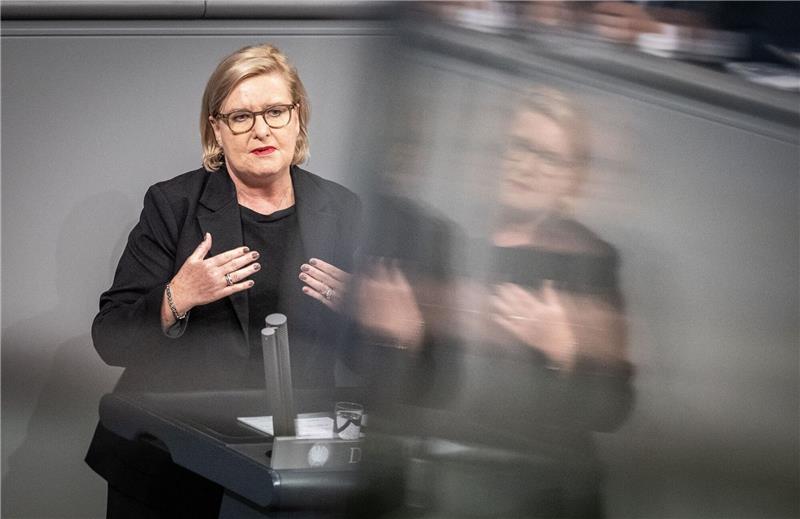 Högl fordert Bürgerrat zur Wehrpflicht-Debatte Die Wehrpflicht könne in ein Gesellschaftsjahr nach schwedischem Vorbild eingebettet werden, so die Wehrbeauftragte Eva Högl (SPD).